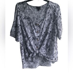 New I.N. Studio Women’s White & Black Short Sleeves Top. Ties in Front & Buttons